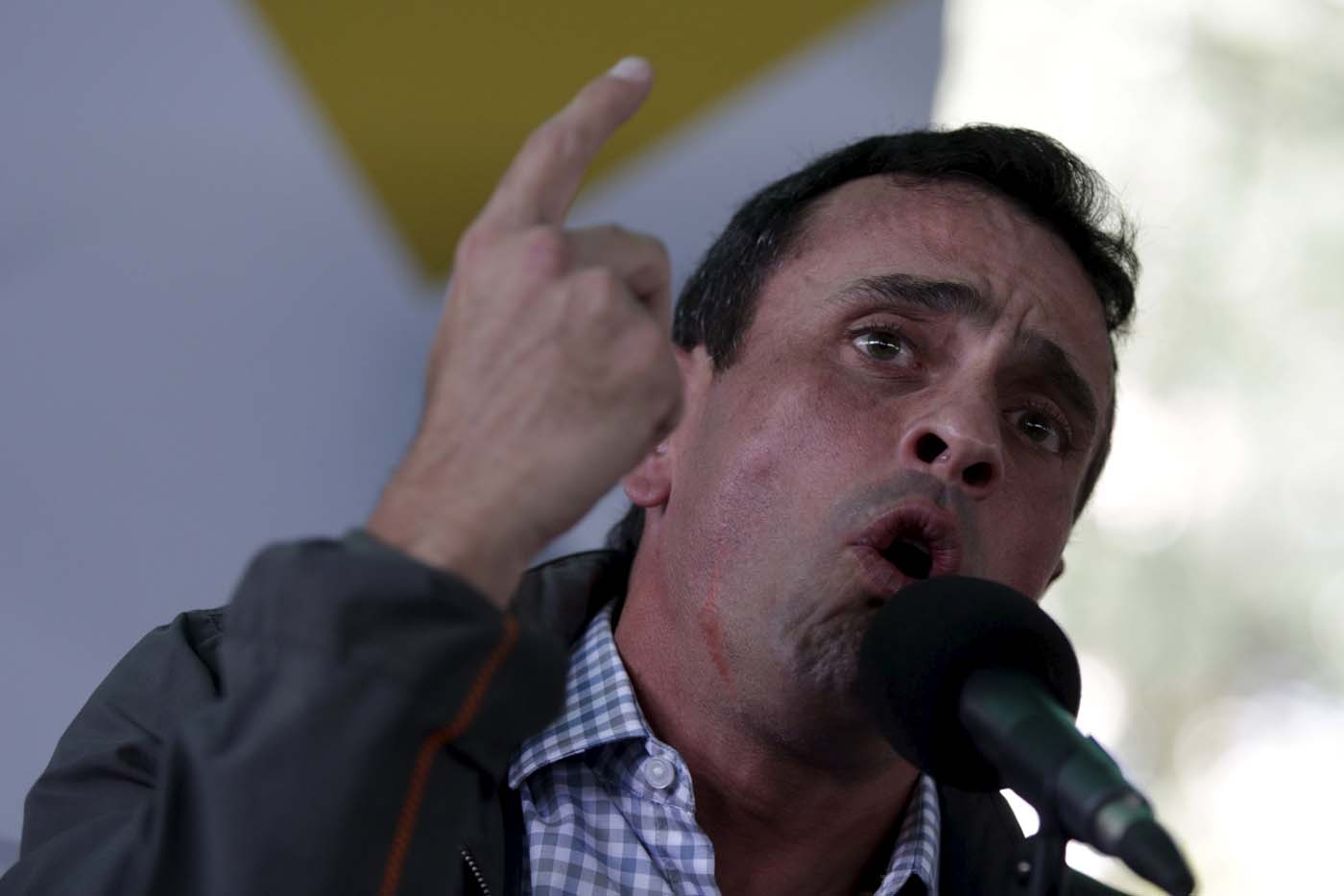 Capriles emplazó a Padrino López a que diga quién está detrás del golpe de Estado