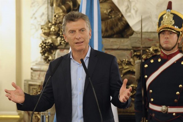 El presidente de Argentina, Mauricio Macri, durante un acto junto a dirigentes políticos y sindicales en la Casa Rosada en Buenos Aires (Argentina). EFE