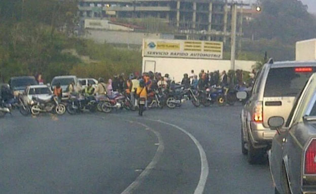 Protesta de motorizados cerró el paso en la Panamericana (Fotos)