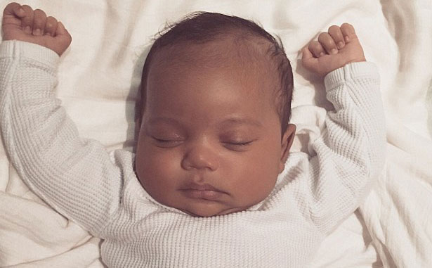 Kim Kardashian publicó la primera foto de su hijo Saint
