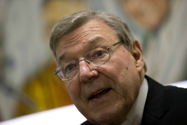 Foto de archivo, 31 de marzo de 2015, del cardenal George Pell en conferencia de prensa en la radio del Vaticano en Roma. Pell, uno de los funcionarios de mayor nivel del Vaticano fue citado para testificar este fin de semana en una audiencia pública relacionada con abusos sexuales del clérigo en una inusual demostración que busca hacer responsables incluso a los principales arzobispos católicos del escándalo. (AP Foto/Andrew Medichini, File)