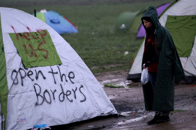 Un refugiado coloca al lado de una tienda de campaña en un campamento de reubicación donde los refugiados y los migrantes varados esperan para cruzar la frontera entre Grecia y Macedonia, cerca de la localidad griega de Idomeni, 1 de marzo de 2016. REUTERS / Alexandros Avramidis