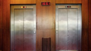 Dos detenidos por muerte de mujer que permaneció un mes en un ascensor