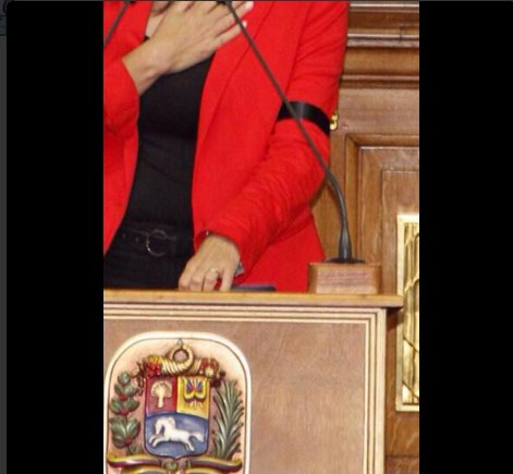 Esta es la razón por la que María Corina usó un brazalete negro en su discurso en la AN