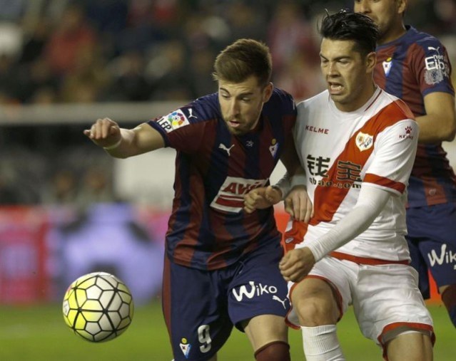  El delantero del Eibar, Sergi Enriche (i), disputa el balón ante el delantero venezolano del Rayo Vallecano, Nicolás Ladislao "Miku". EFE 