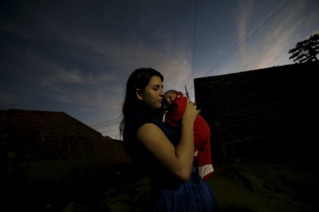 Ianka Barbosa, de 18 años, posa junto a su hija Sofía, que nació con microcefalia, en Campina Grande. 17 febrero 2016. Ianka Barbosa tenía siete meses de embarazo cuando se enteró de que su hija sufría de microcefalia. Antes de que el bebé naciera, el padre se había ido. REUTERS/Ricardo Moraes