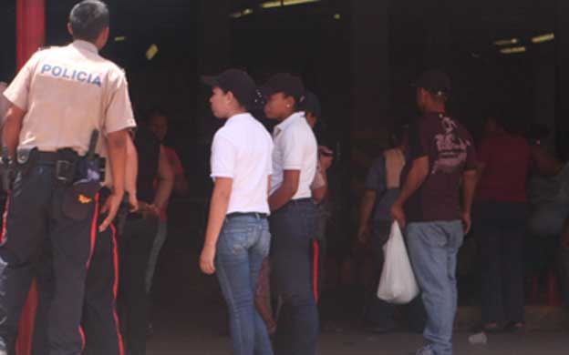 MARACAIBBO VENEZUELA 23/07/2013 ECONOMIA EL SUPERMERCADO BICENTENARIO EN LA CINCO DE JULIO ES CENTRO DONDE LOS BACHAQUEROS HACEN COLAS DESDE TEMPRANAS HORAS DE LA MANANA