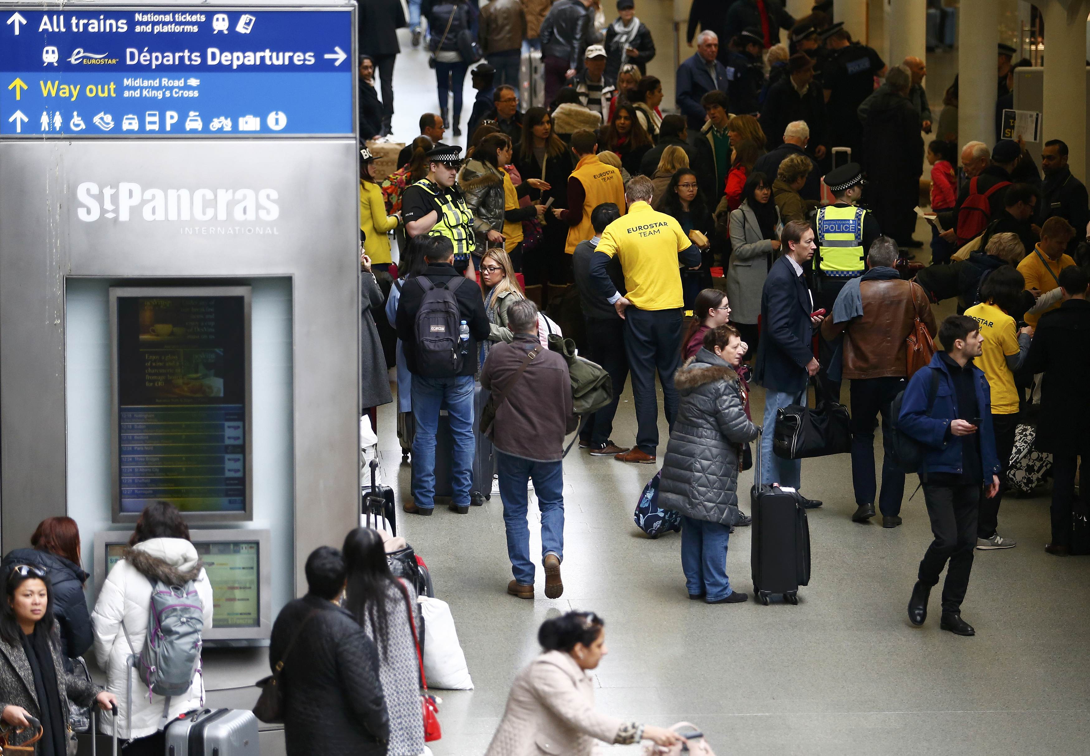 Barril cae en sesión volátil tras atentados en capital belga