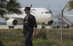 Secuestran un avión de Egyptair y le obligan a aterrizar en Chipre