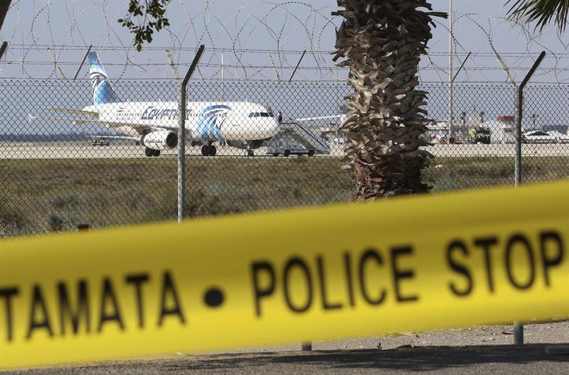 Secuestrador del avión EgyptAir exige que varias mujeres salgan de cárceles egipcias