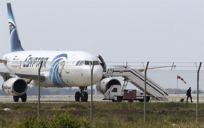 Un pasajero con un cinturón explosivo obliga al desvío del avión de Egyptair