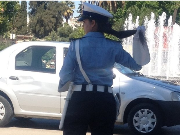 Una agente de policía roba a detenida para pagarse himen nuevo antes de casarse