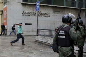 Pedradas y golpes por el revocatorio a Maduro (Fotos)