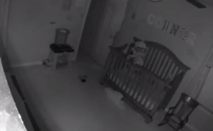 Imágenes escalofriantes de un bebé grabadas en su cuarto (Video)