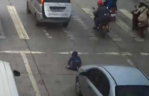 (VIDEO) Un niño se cae por la puerta trasera de una camioneta y es atropellado por otro carro