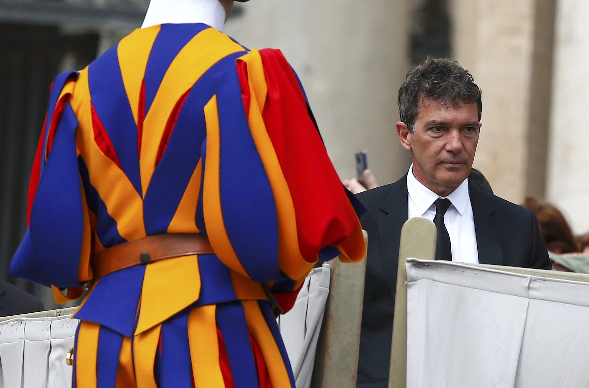 El papa Francisco saluda al actor español Antonio Banderas en el Vaticano