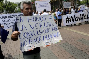 Médicos toman la calle para exigir dotación de insumos