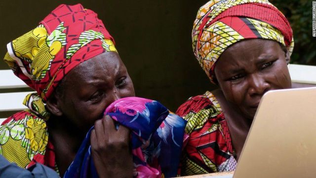 Los padres de las niñas secuestradas por Boko Haram ven a sus hijas por primera vez en dos años