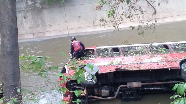 Autobús cayó al río Guaire en San Agustín (FOTOS)