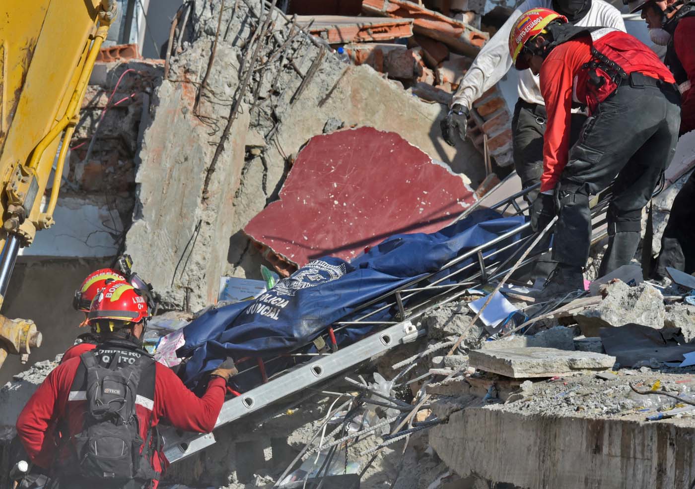Sube a 525 cifra de muertos por terremoto en Ecuador