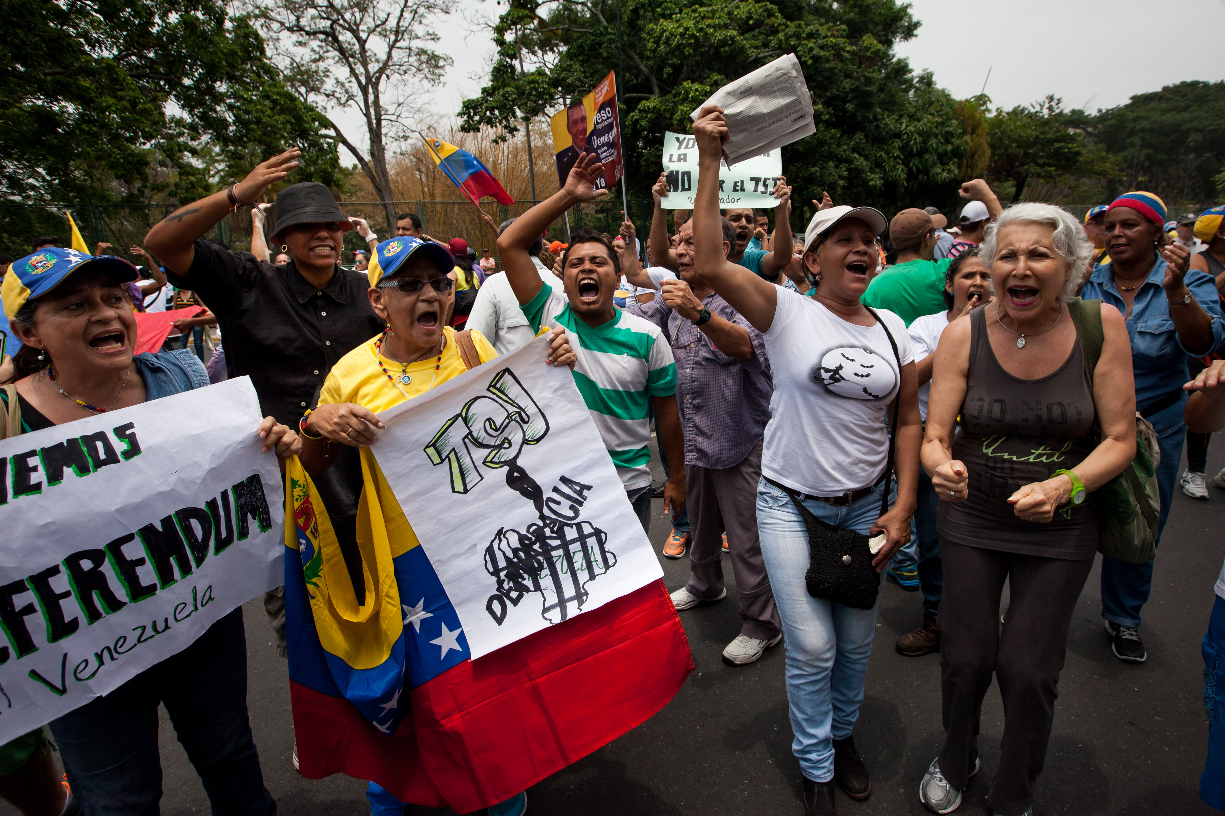 El chavismo, conmocionado ante el huracán de firmas para el referendo