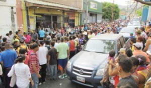 Compradores aprovecharon el feriado para ir a las colas en Puerto La Cruz