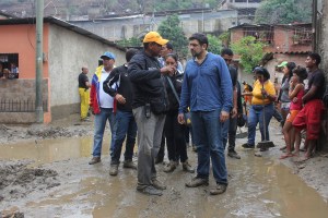Ocariz atiende a vecinos afectados por las lluvias en el sector Araguaney