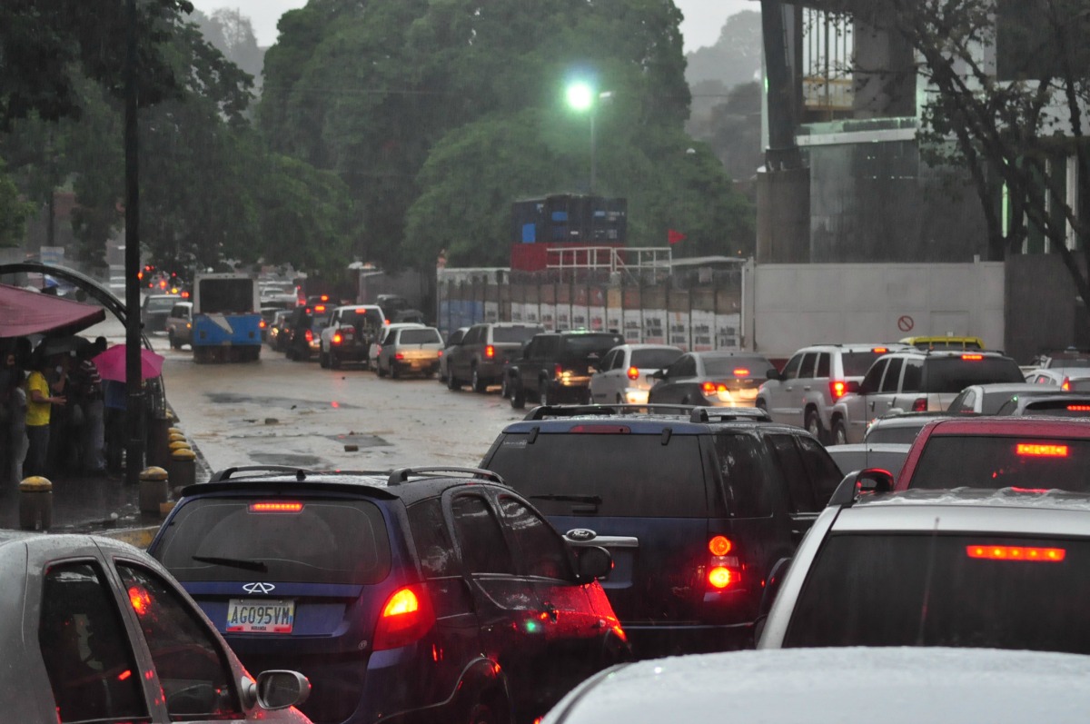 Tráfico caraqueño colapsó con las lluvias de este miércoles #20A (Fotos+Video)