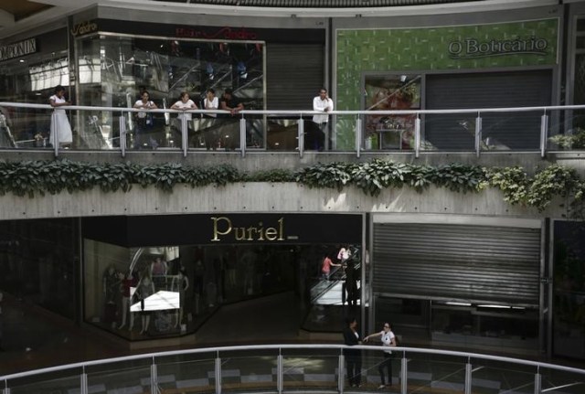 Imagen de archivo de unas personas reunidas en un centro comercial en Caracas, feb 10, 2016. Acatando órdenes del presidente Nicolás Maduro, los empleados públicos de Venezuela han dejado de trabajar los viernes para reducir el gasto energético del país, pero muchos simplemente están aumentando el consumo en casa. REUTERS/Marco Bello