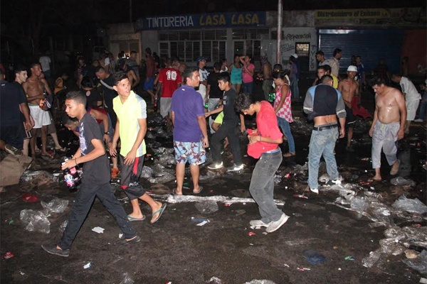 Saquearon un camión de refrescos durante protestas en Maracaibo (Fotos)