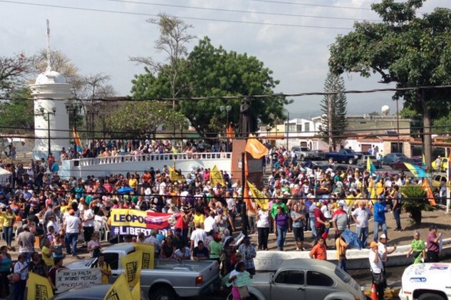 Barquisimeto desbordado de colas para firmar por el revocatorio (Fotos)