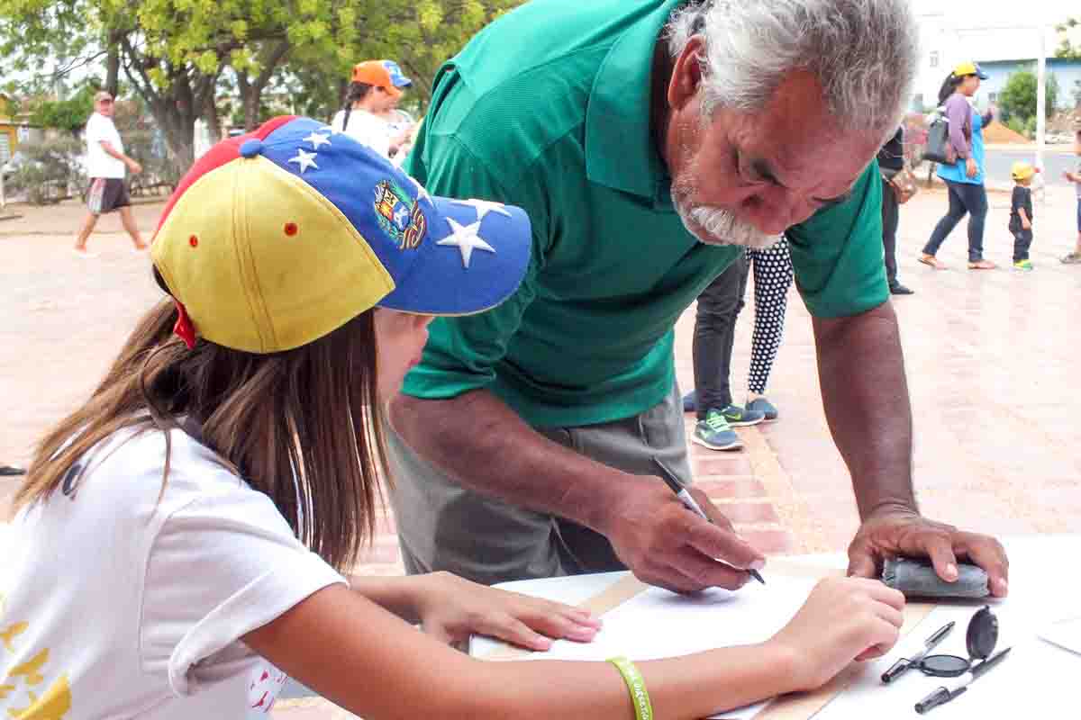 Altos mirandinos sobrepasa expectativas en firmas para revocatorio presidencial