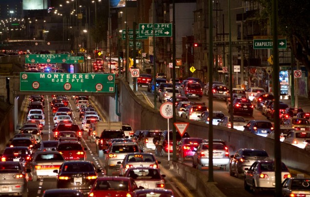 En esta fotografía de archivo del 30 de marzo de 2016, los automóviles avanzan lentamente en el tránsito de la hora pico en la Ciudad de México. Bajo las normas que entraron en vigor el martes 5 de abril de 2016, y con la ciudad encaminándose a un segundo día de un alerta por contaminación, las autoridades ordenaron que el 40% de los automóviles no salgan a la calle el miércoles. La prohibición abarca a 2 millones de vehículos en el área metropolitana, que tiene unos 20 millones de habitantes. (Foto AP/Rebecca Blackwell, archivo)