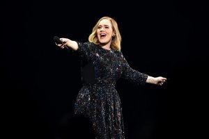 Adele olvida la letra de su canción en pleno concierto (Video)