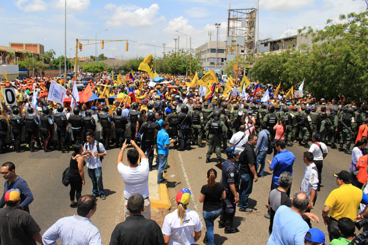 Cuerpos de seguridad impiden que la marcha llegue al CNE-Zulia (fotos)