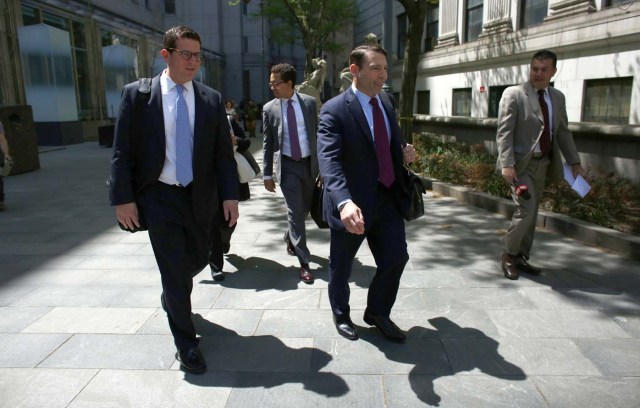 MIA12. NUEVA YORK (NY, EE.UU.), 12/05/2016.- Los abogados Michael Mann (i) y David Rody (d), defensores de los venezolanos Efraín Antonio Campo Flores y Francisco Flores de Freitas, salen de un tribunal hoy, jueves 12 de mayo de 2016, en Nueva York (EE.UU.). Campo Flores y Flores de Freitas, familiares del presidente de Venezuela, Nicolás Maduro, comparecieron hoy en un tribunal federal de Nueva York acusados de narcotráfico, donde la Fiscalía propuso que el juicio arranque formalmente el próximo 7 de noviembre. EFE/Kena Betancur