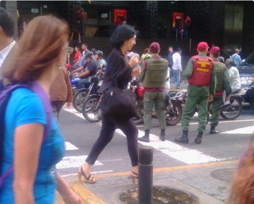 Reportan presencia de efectivos policiales en avenida Universidad