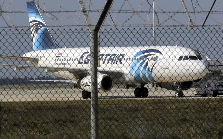 El avión de Egyptair bajó de 37.000 hasta 15.000 pies antes de desaparecer