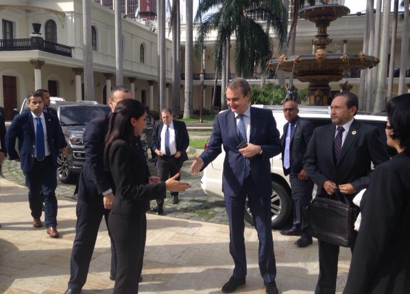 Zapatero llega a la Asamblea Nacional para reunirse con dirigentes de la oposición