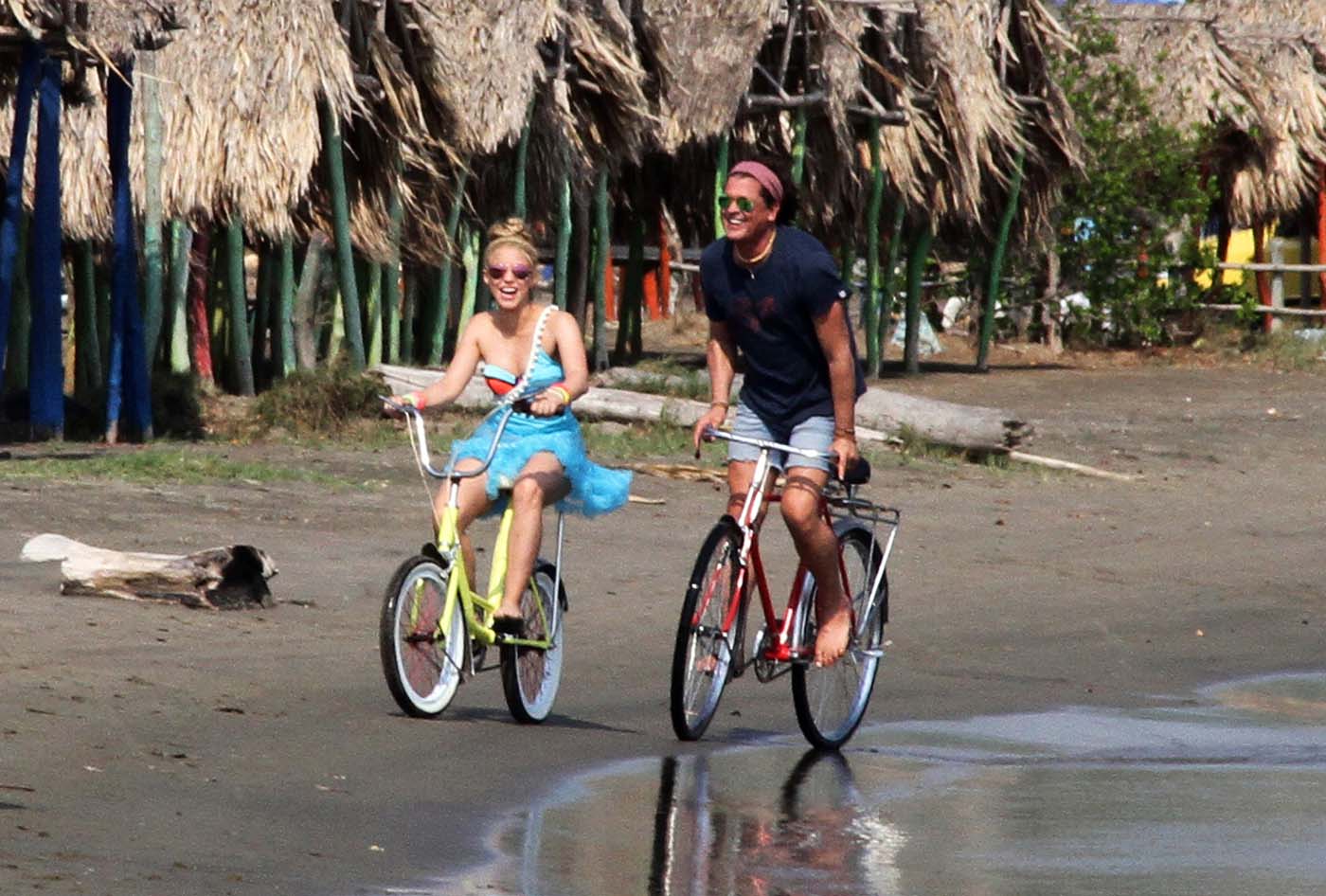 Shakira paraliza Barranquilla con la bicicleta de Carlos Vives (Fotos)