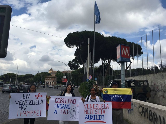 Diputada venezolana protesta afuera de la sede de la FAO en Italia