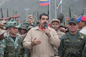 El irónico llamado de Maduro a consolidar la paz, mientras se rodea de armas