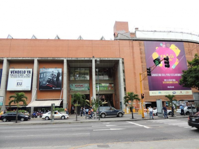 Camión ocasionó accidente y afectó a siete carros frente al CC Plaza Las Américas