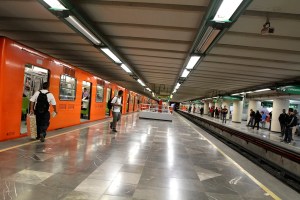 Anciano muere en el metro de Ciudad de México y todos pensaron que dormía