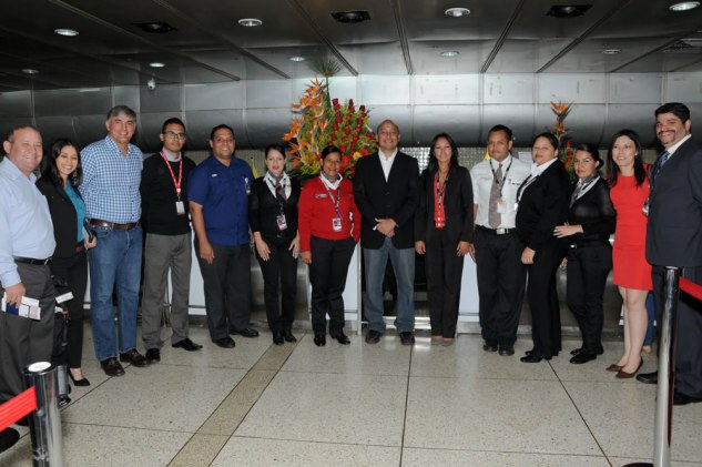 Directivos de Aserca Airlines le dieron la bienvenida a los pasajeros del vuelo inaugural a Curazao