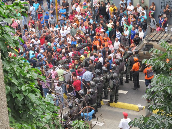 Fuertes protestas en la Av. Fuerzas Armadas por falta de comida (Fotos + Videos)