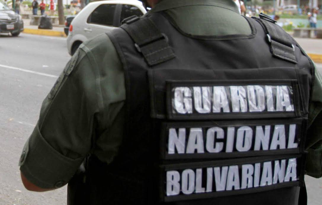 Le roban dos fusiles a sargentos de la GN en instalación del Metro en Antímano