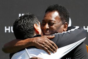 Maradona desea a Pelé una pronta recuperación