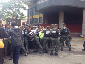 VP condena agresión de grupos violentos y funcionarios de la GNB a diputados de la Unidad