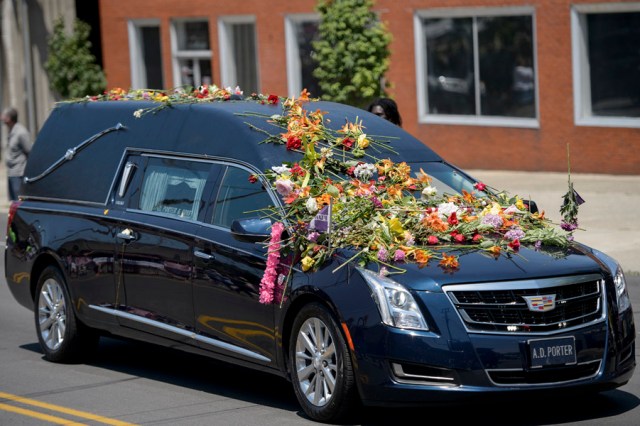 The hearse with the remains of boxing legend Muhammad Ali travels to Cave Hill Cemetery June 10, 2016 in Louisville, Kentucky. Thousands of people from near and far were expected to line the streets of Muhammad Ali's hometown Louisville on Friday to say goodbye to the boxing legend and civil rights hero, who mesmerized the world with his dazzling skills. / AFP PHOTO / Brendan Smialowski